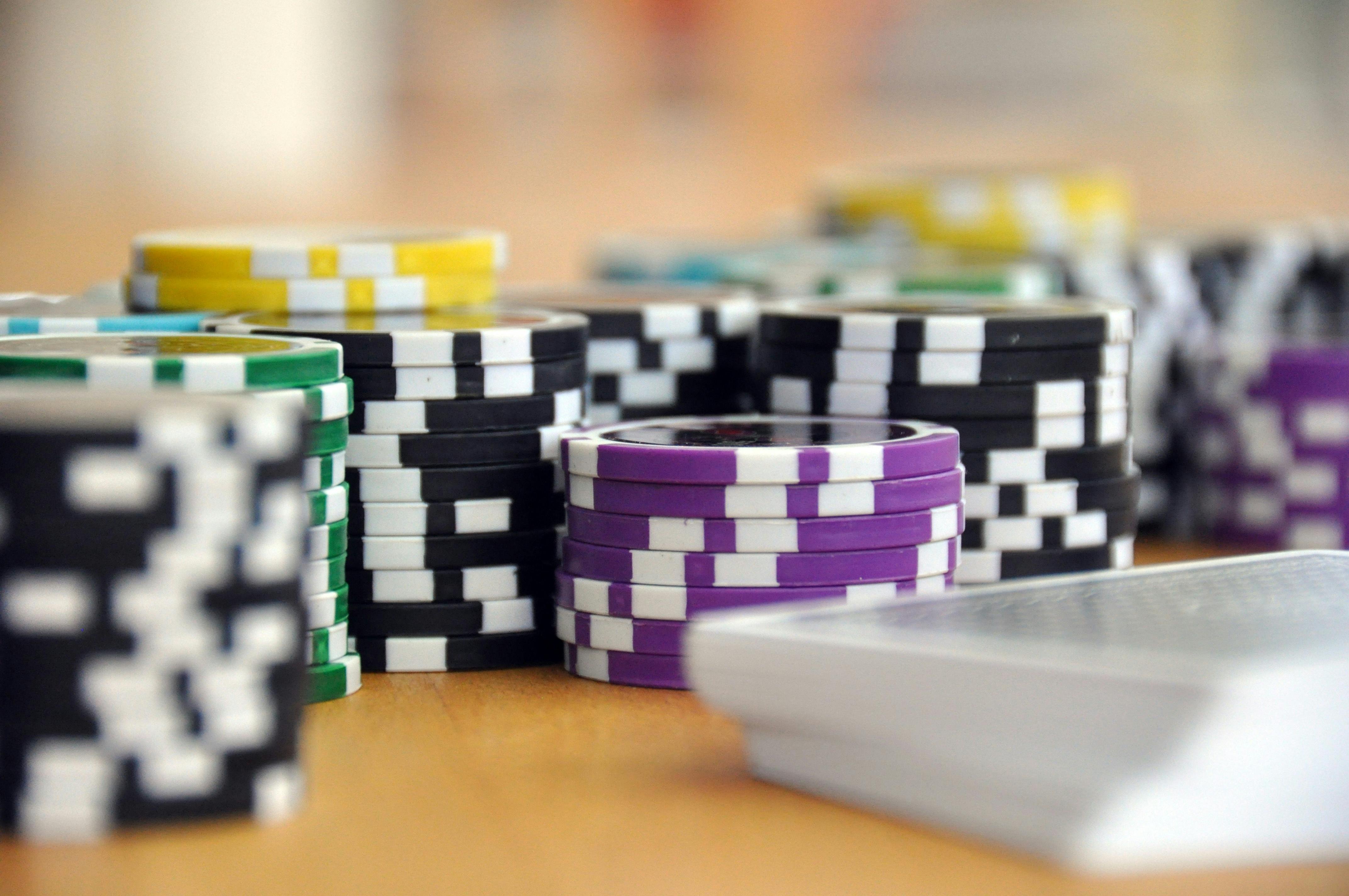 Meja permainan blackjack di kasino modern dengan chip dan kartu