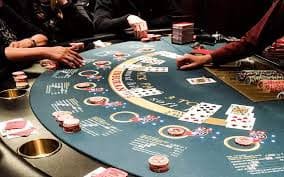 Mesin slot digital dengan tampilan berwarna-warni dan ikon buah